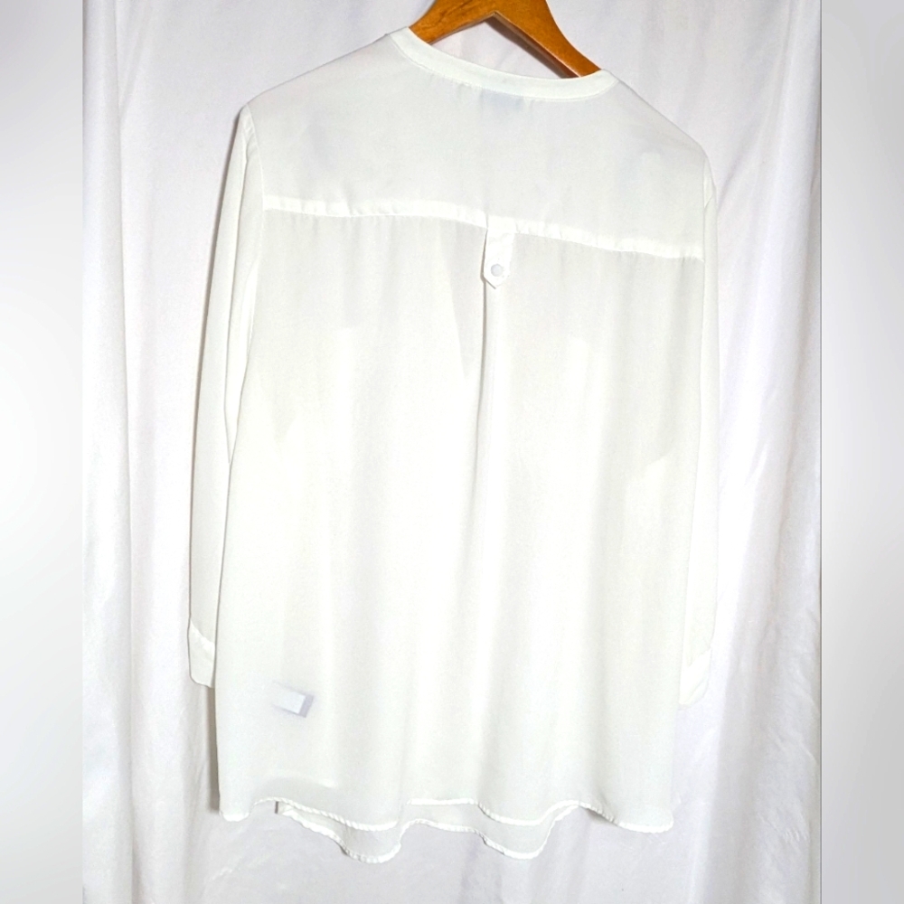 Torrid Harper Georgette White/Cream 3/4 tab sleeve | Size 3 (22-24) - Picture 2 of 3